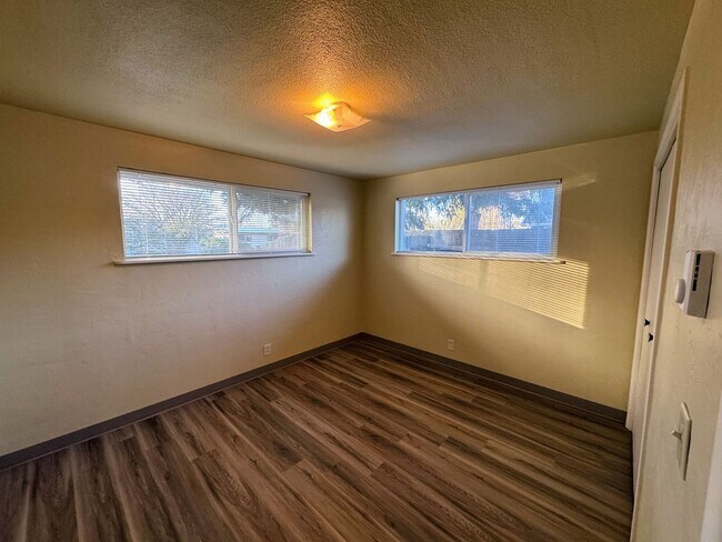 Building Photo - 2-Bed, 1-Bath Duplex – Great Location!