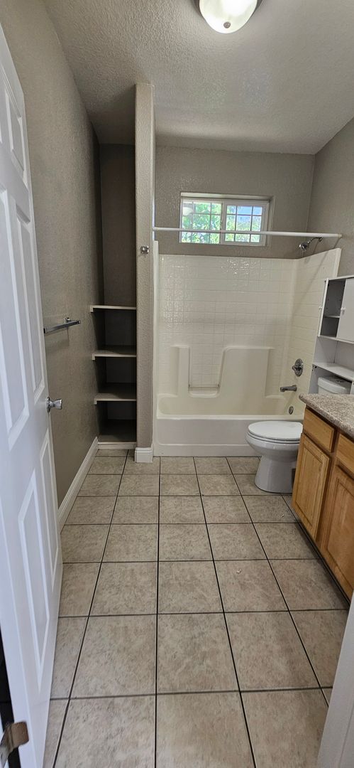 Building Photo - G Street 6 Plex