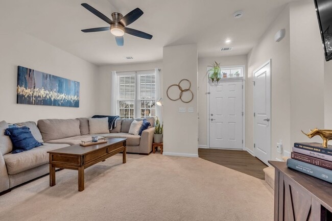 Building Photo - 3 BED 2.5 BATH TOWNHOME WALKING DISTANCE TO LEBANON SQUARE!