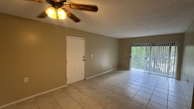 Building Photo - Charming 2-Bed Condo Retreat in West Palm Beach – Cozy Living Awaits!