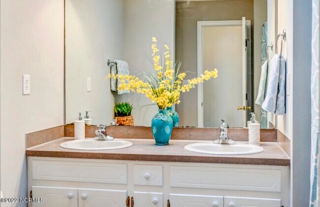 Building Photo - 2335 Vineyard Dr