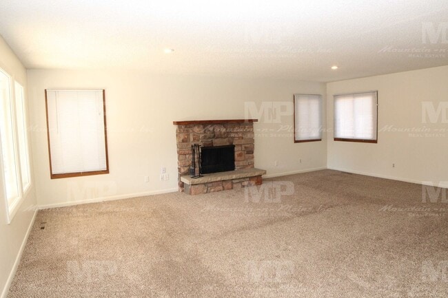 Building Photo - 1215 Lynnwood Dr