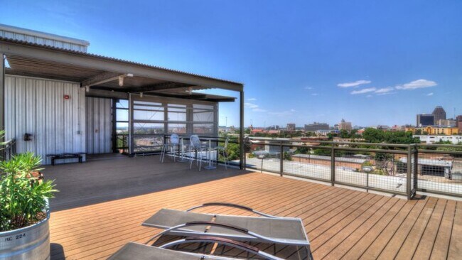 Building Photo - 831 S Flores St