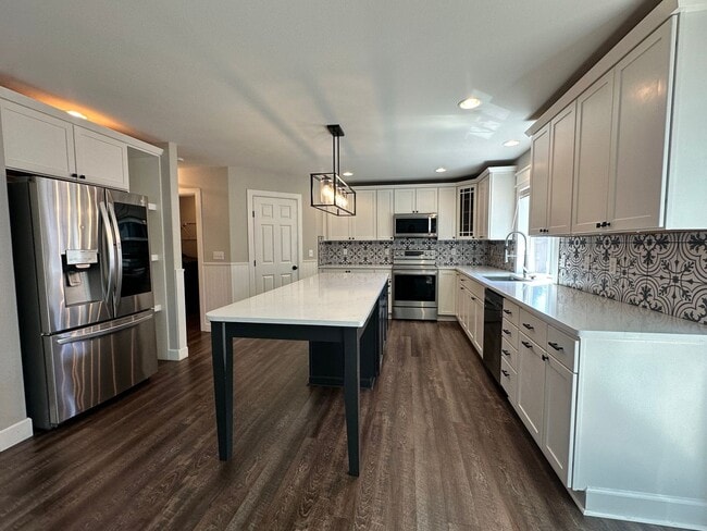 Building Photo - Beautiful Spacious Luxury Home