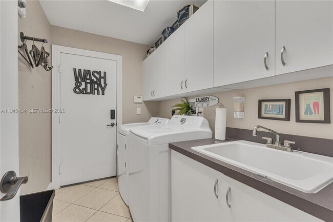 Building Photo - 19500 SW 39th Ct