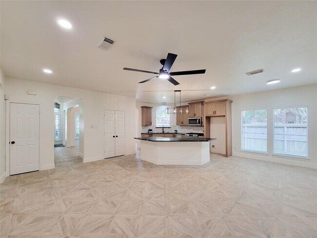 Building Photo - 218 Windrift Ct