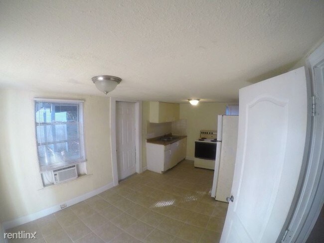 Building Photo - 1 br, 1 bath Condo - 113 W Hanlon St