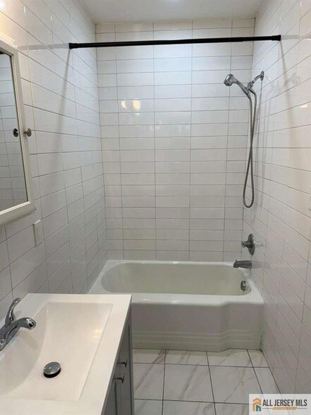 Building Photo - 107 Parkway Ave