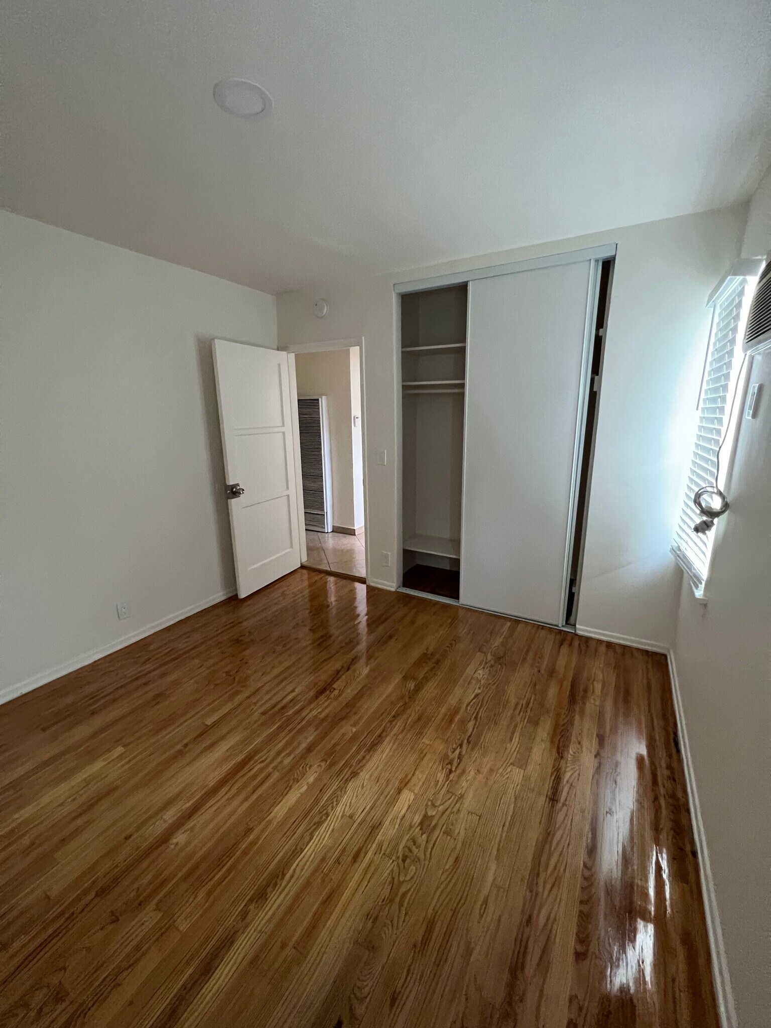 Building Photo - 6546 Hazeltine Ave