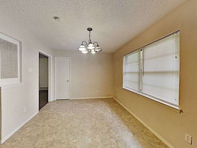 Building Photo - No Application Fee* Plus $250 Off First 2 ...