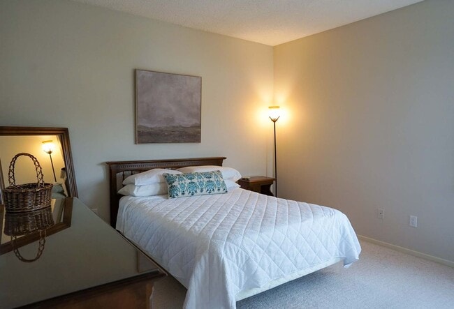 Building Photo - CDA NORTH CONDO - JUST LISTED ONE BEDROOM CONDO!