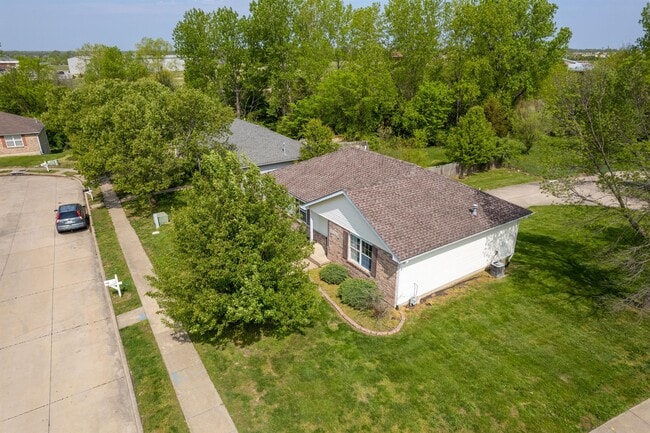 Building Photo - 1305 E Omaha Ct