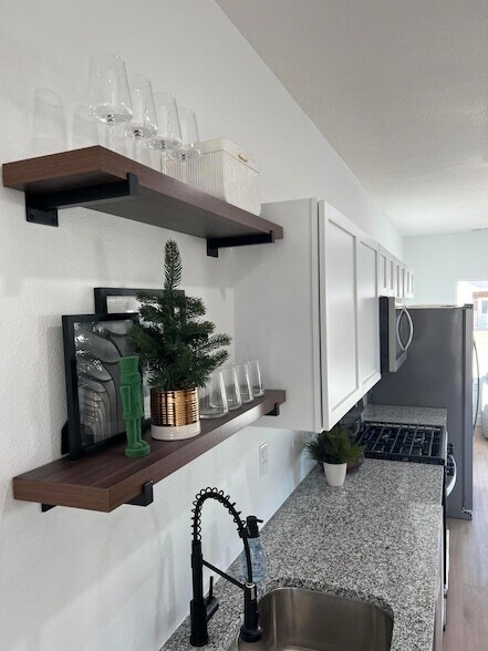 Building Photo - 928 N Blake Ave