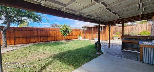 Building Photo - Beautiful & Unique 3 Bed 2 Bath Home w/Cus...