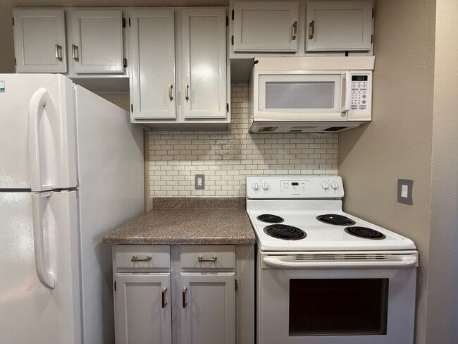 Building Photo - 3 Bed 2 Bath SW Beaverton Duplex — Available Now!