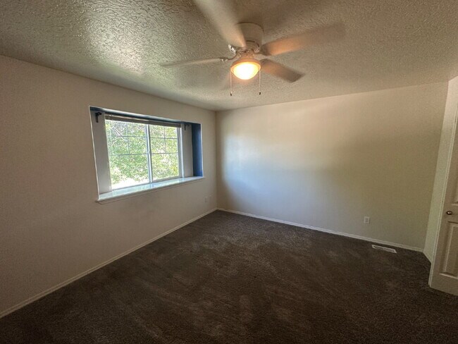 Building Photo - "Spacious 4-Bedroom Gem with 2.5 Bathrooms...