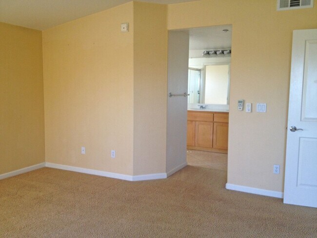 Building Photo - 2 Bedroom Top Floor Townhouse in Southwest San Jose with Garage