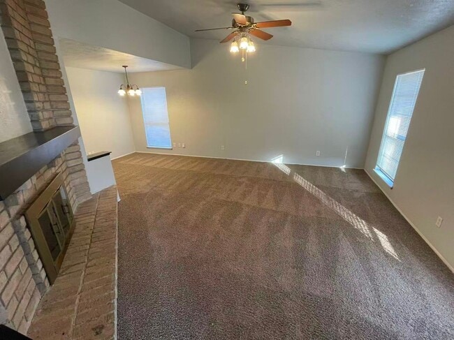 Building Photo - Beautiful 4 Bedroom For Rent!