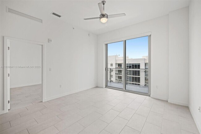Building Photo - 2150 N Bayshore Dr