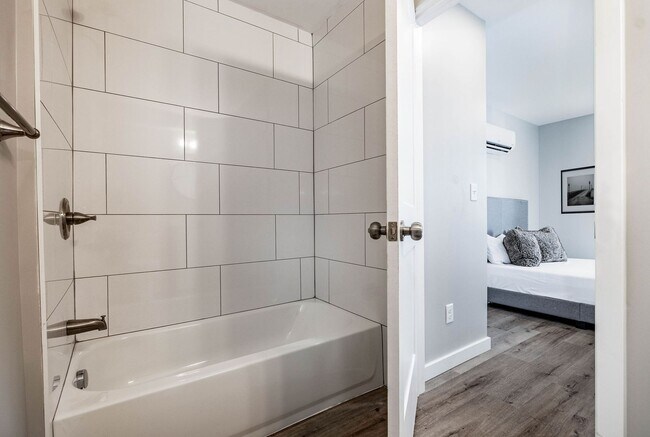 Building Photo - Ravines Apartments - Modern 1-Bedroom  Apa...