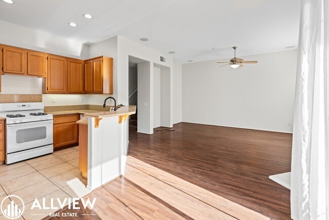 Building Photo - Rare 2 Bed 2.5 Bath Available Now!!