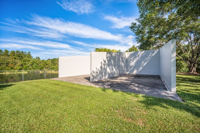 Building Photo - Renovated Apartment in the Heart of Carollwood