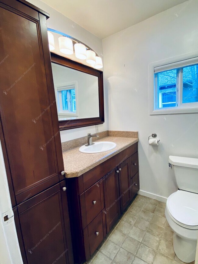 Building Photo - Charming 2 BR in downtown Bend - flexible ...