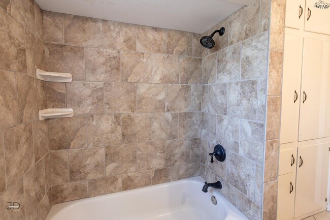 Building Photo - 501 W Texas Ave