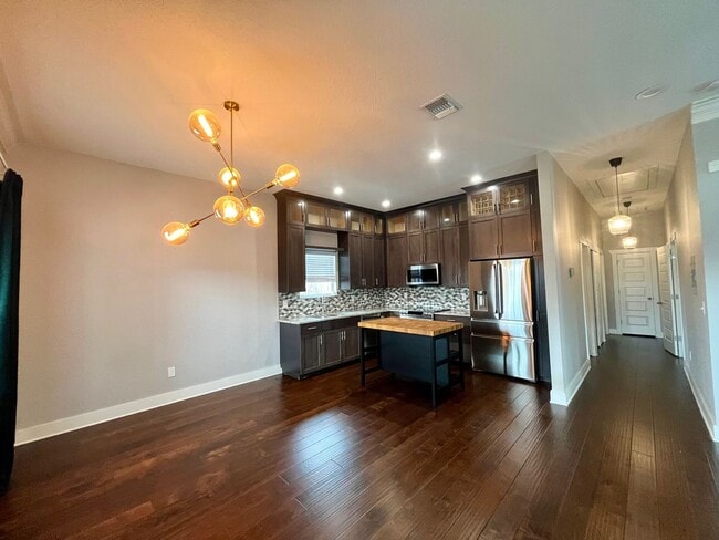 Building Photo - 3/2 Single Story Conveniently Located to D...