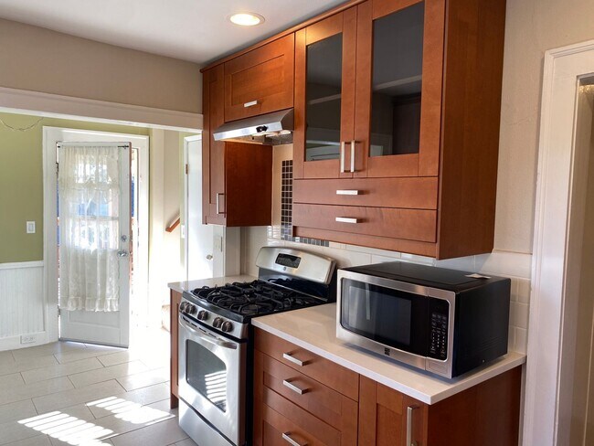 Building Photo - Ballard Loyal Heights Home