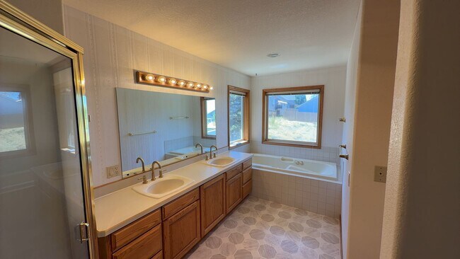 Building Photo - 3405 SW Hillcrest Dr