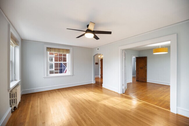 Building Photo - 821 Brandon Ave