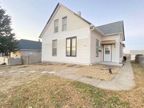 Building Photo - Updated 4 bed 2 bath house right in the heart of Benson.