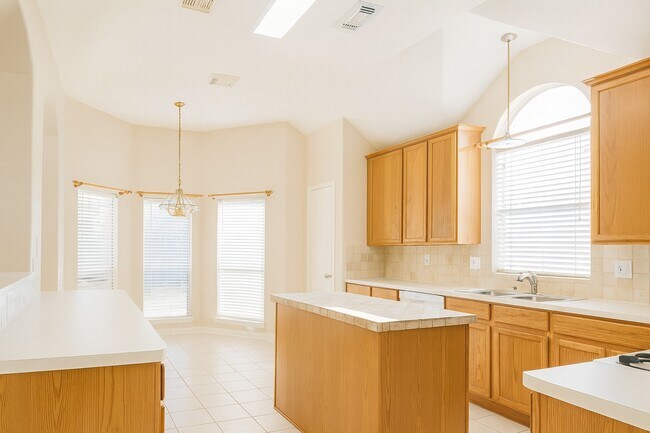 Building Photo - 10706 White Oak Park Ct