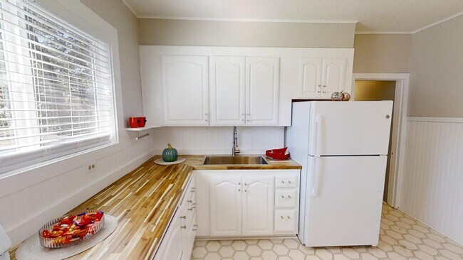 Building Photo - KJKLLC-Carlton Street