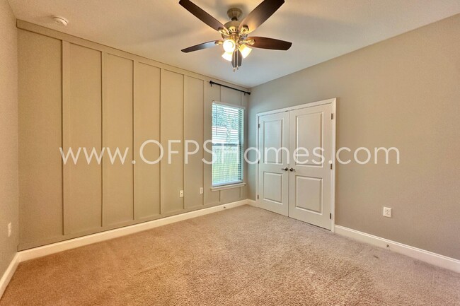 Building Photo - 216 Green Dr
