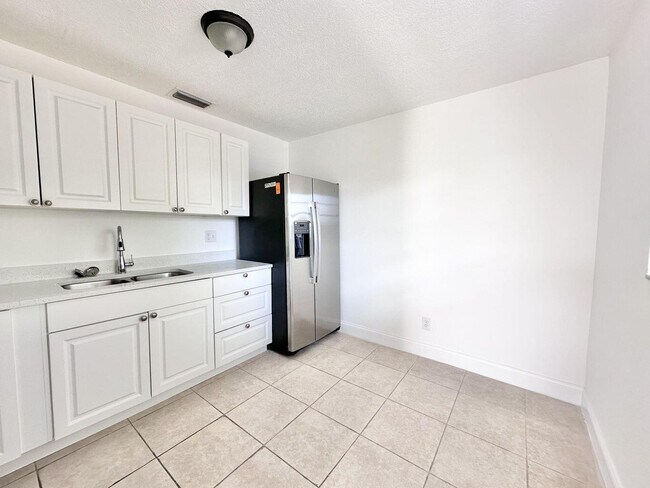 Building Photo - 906 Foresteria Dr