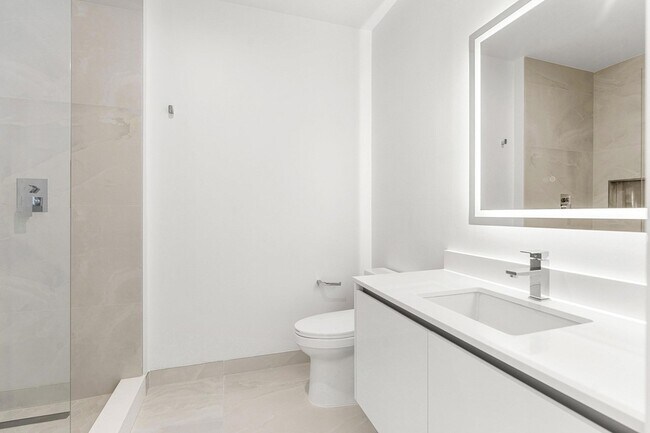 Building Photo - 220 Lake Shore Dr