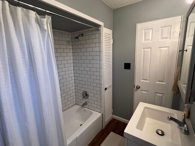 Building Photo - 2121 Eggers St