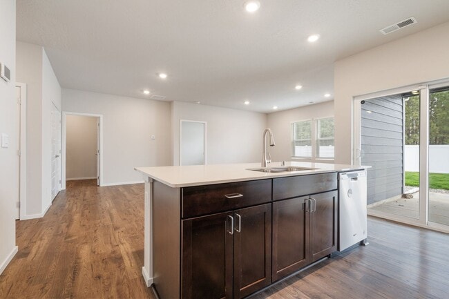 Building Photo - Modern Comfort in Country View Meadows – 3...
