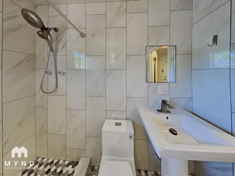 Building Photo - 220 Hillcrest Dr