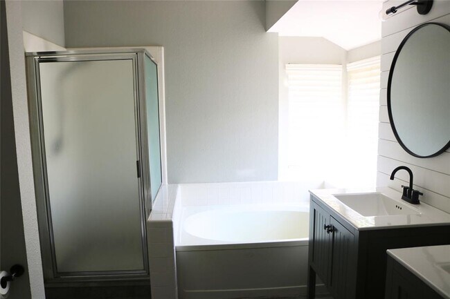 Building Photo - 1111 Blue Fox Dr