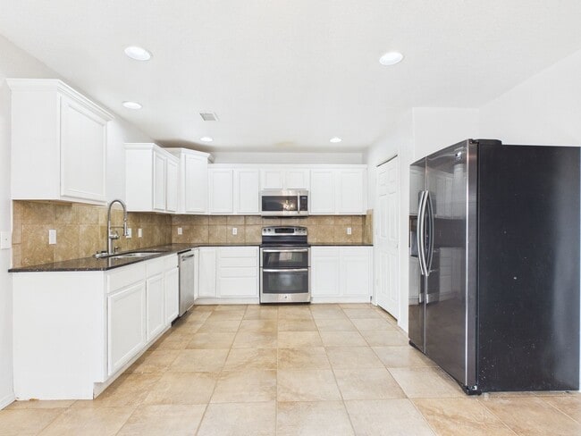 Building Photo - 4/2/2 in City View!