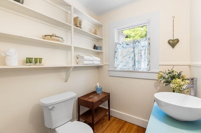 Building Photo - FOR LEASE!! Fully furnished!