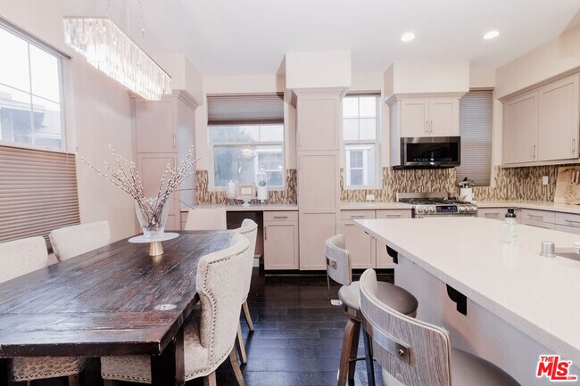 Building Photo - 1245 Wilcox Ave