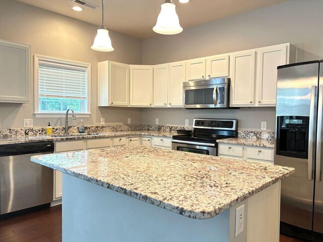 Building Photo - Available Now-Beautiful 4 BR/3BA Home