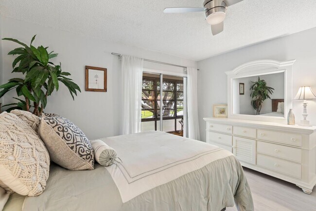 Building Photo - (55+) 2/2 Furnished Condo in Jensen Beach