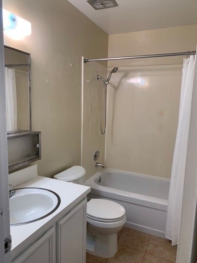 Building Photo - 4 Bed/2 Bath Spacious Home with Big Backyard and New Laminate & Carpet - Union City