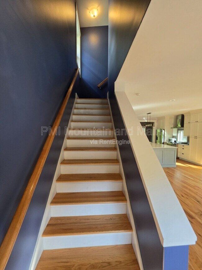 Building Photo - 156 Bradley St
