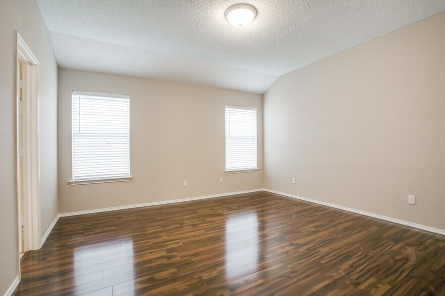 Building Photo - 6705 W Lynn Creek Dr